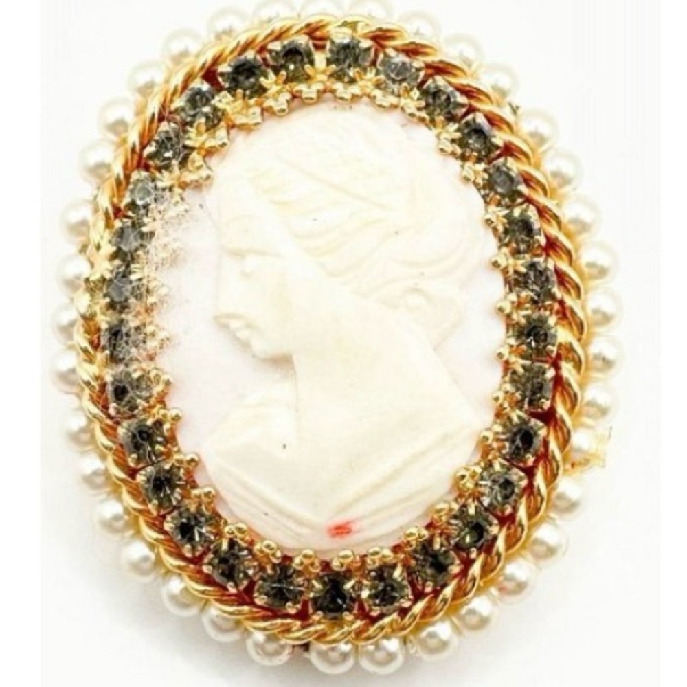 Vintage Hobe Cameo Pendant - Look Read